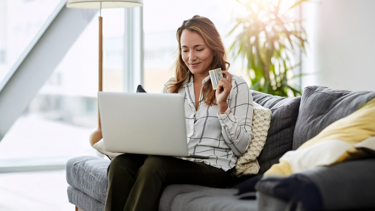 Frau mit Ausweis auf Couch