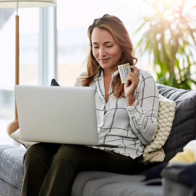 Frau mit Ausweis auf Couch