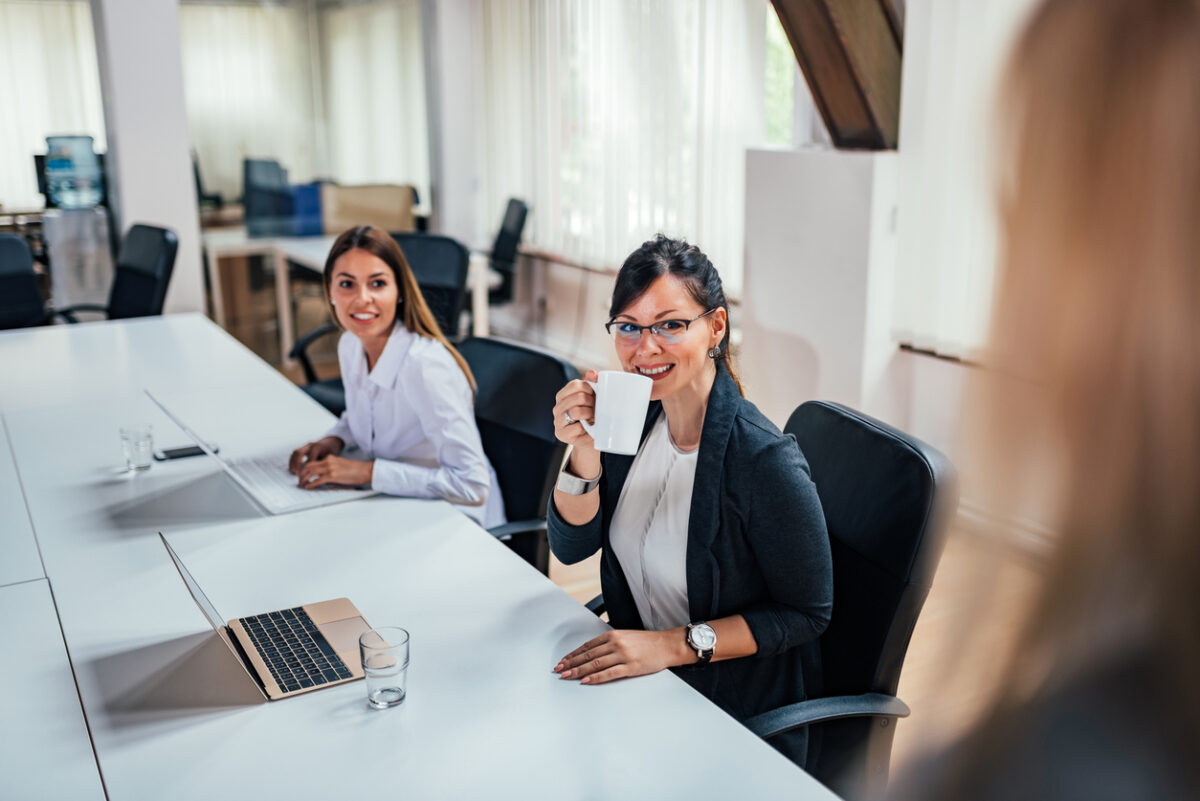 Zwei Mitarbeiter:innen am Arbeitsplatz