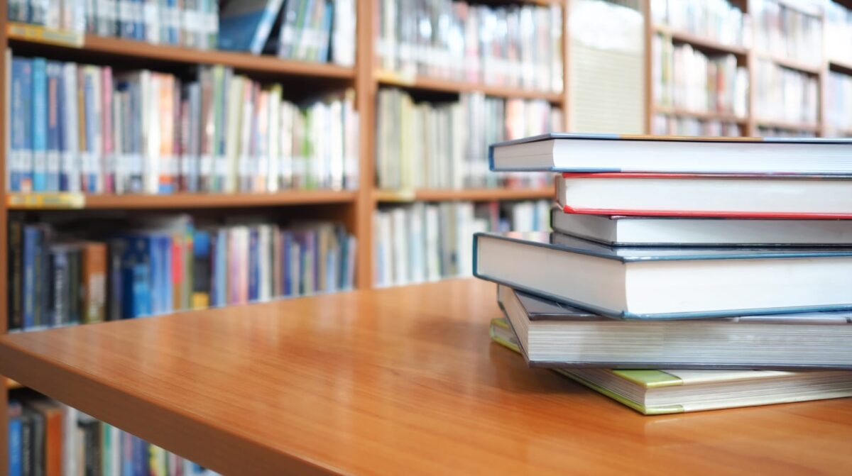 Buecherstapel auf einem Tisch in einer Bibliothek