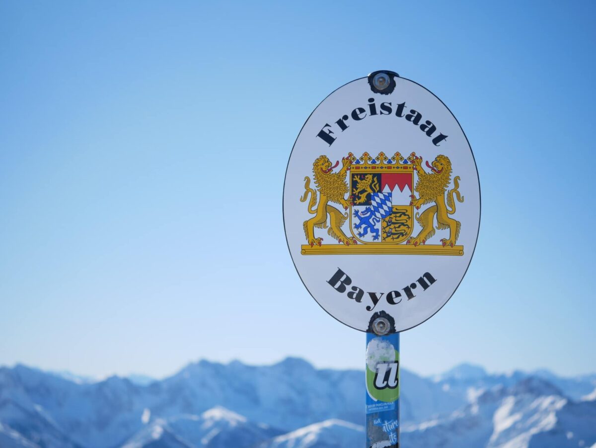 Freistaat Bayern Wappen im Gebirge