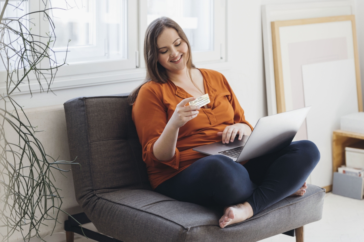 Frau mit Ausweis auf Sofa