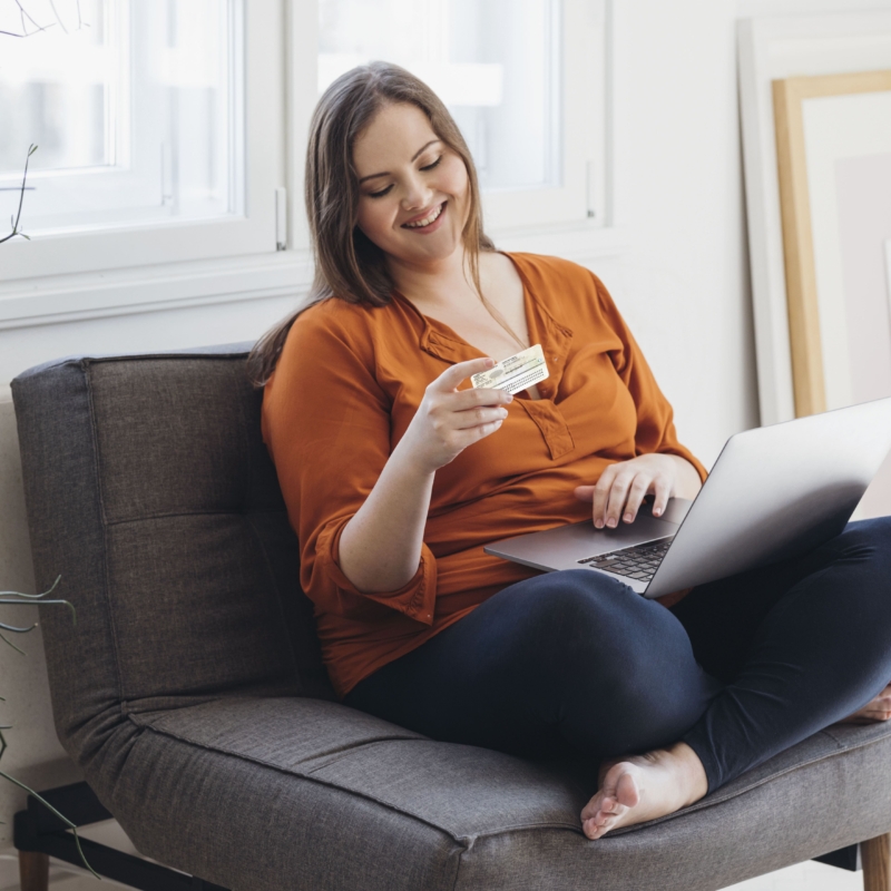 Frau mit Ausweis auf Sofa