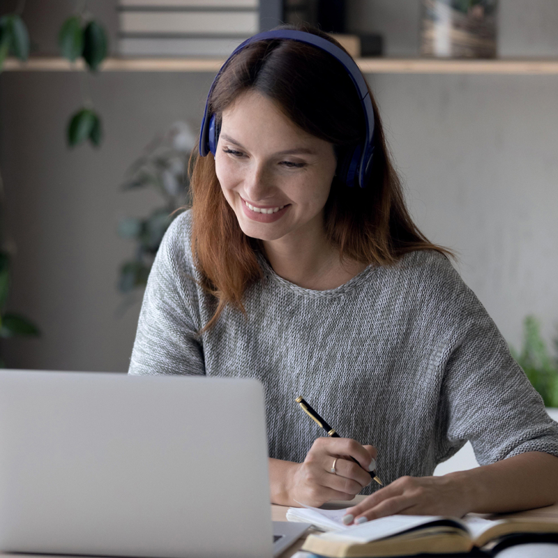 Frau mit langen Haaren vor Laptop