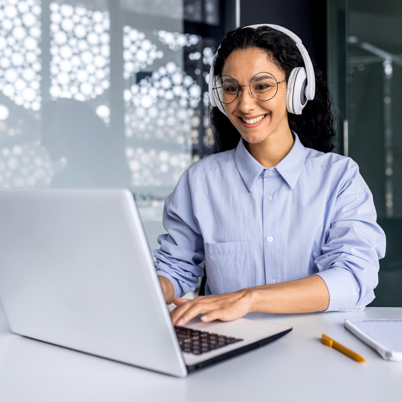 Junge Frau in Hemd vor Laptop